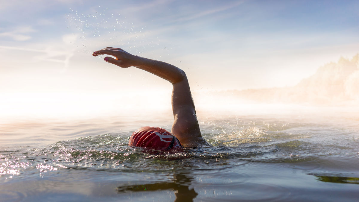 Eine Person schwimmt im Meer oder in einem See