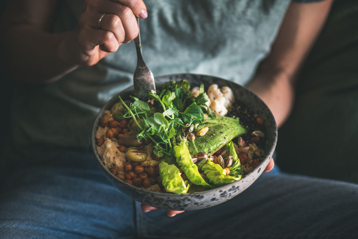 Eine Person isst eine gesunde Salat-Bowl