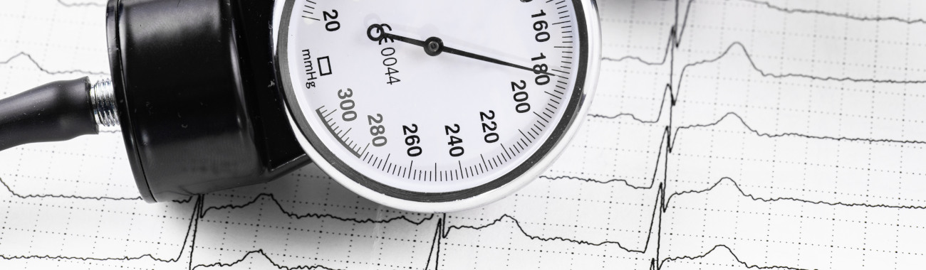 Blutdruckmessgerät auf einem EKG-Ausdruck