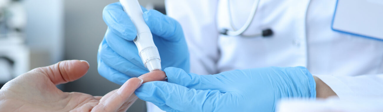 ApothekerIn entnimmt einen Tropfen Blut aus der Fingerkuppe für den Langzeitzucker-Test